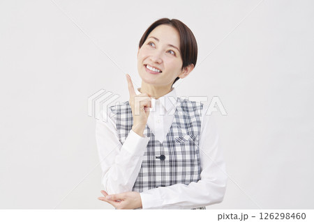 女性　事務員　ひらめく　白背景 126298460