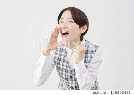 女性　事務員　応援する　白背景　左向き 126298481