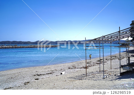 青く澄んだ海と穏やかな浜辺 126298519