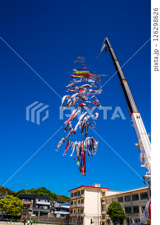 戸町中学校のクレーン鯉のぼり【長崎市】 126298626