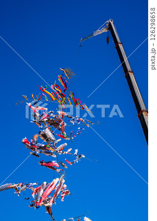 戸町中学校のクレーン鯉のぼり【長崎市】 126298658
