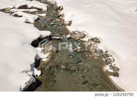 雪が積もった河川敷の渓流　長野県白馬村 126298790