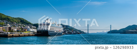 長崎港客船入港（Azamara Pursuit）水辺の森公園から　パノラマ【長崎市】 126298933
