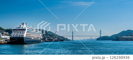 長崎港客船入港（Azamara Pursuit）水辺の森公園から　パノラマ【長崎市】 126298936
