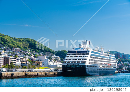 長崎港客船入港（Azamara Pursuit）水辺の森公園から【長崎市】 126298945