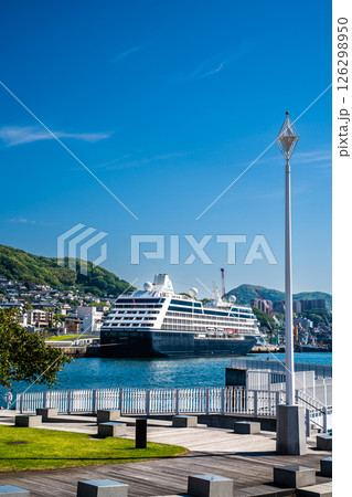 長崎港客船入港（Azamara Pursuit）水辺の森公園から【長崎市】 126298950