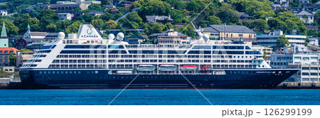 長崎港客船入港（Azamara Pursuit）対岸から　パノラマ【長崎市】 126299199