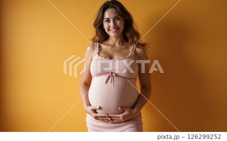 お腹を触る妊婦 正面 笑顔 126299252