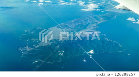 羽田空港に向けて飛行する機内より見る淡路島 羽田空港に向けて飛行する機内より見る淡路島 126299257