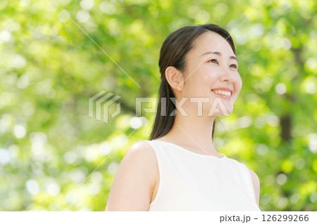 緑の中で微笑む女性のイメージ 126299266