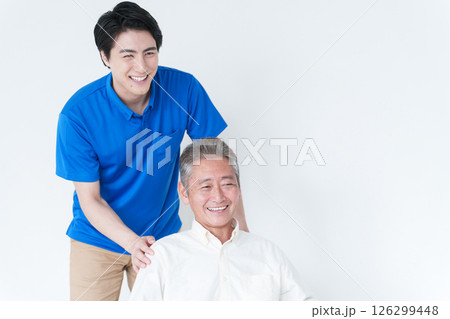 男性介護士と車椅子に乗った高齢者男性 男性介護士と車椅子に乗った高齢者男性 126299448