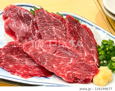 九州名物・馬刺しの赤身 126299677