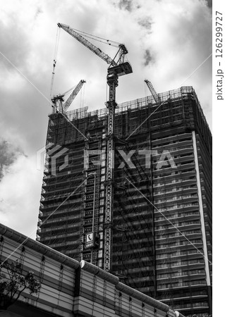 東京 建設中のタワークレーンと首都高速 2025.04　c-4 モノクロ 126299727