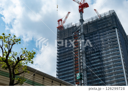 東京 建設中のタワークレーンと首都高速 2025.04　d-1 126299728
