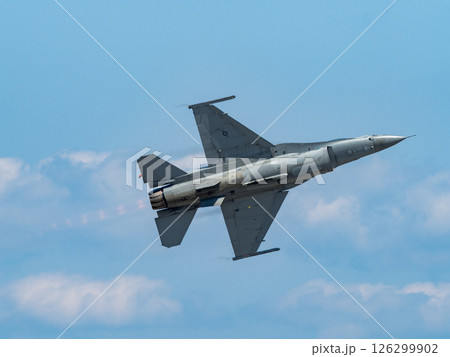 着陸するF16戦闘機 126299902