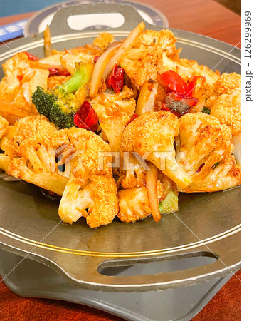 中国料理・干鍋菜花（カリフラワーの鉄鍋焼き） 126299969