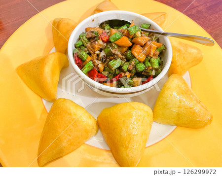 中国西北料理・炒菜雑粮包（野菜炒めのコーンパン包） 126299972