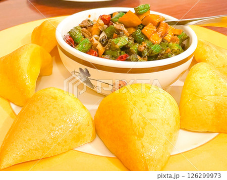 中国西北料理・炒菜雑粮包（野菜炒めのコーンパン包） 126299973