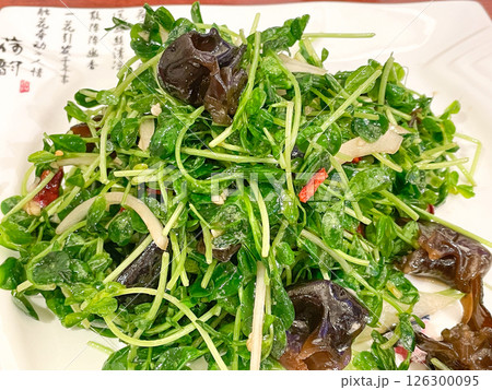 中国東北料理　豆苗とキクラゲの香味和え（豆苗拌木耳） 126300095