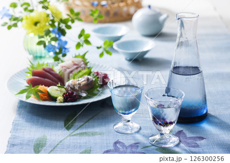 日本酒とお刺身3点盛り 126300256