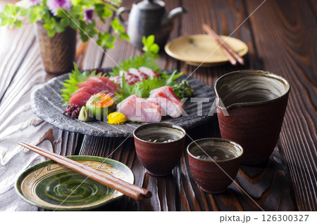 日本酒とお刺身4点盛り 126300327