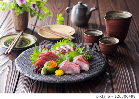 お刺身4点盛りと日本酒 126300499