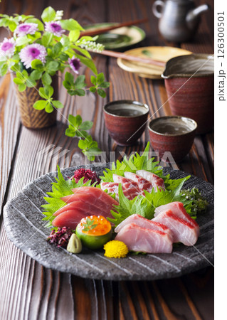 お刺身4点盛りと日本酒 お刺身4点盛りと日本酒 126300501