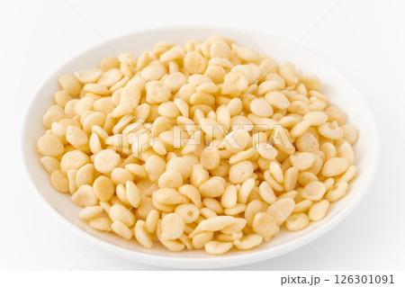白背景にお皿に盛った天かす 126301091