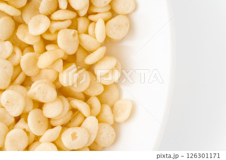 お皿に盛った天かすのクローズアップ お皿に盛った天かすのクローズアップ 126301171