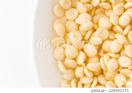 お皿に盛った天かすのクローズアップ お皿に盛った天かすのクローズアップ 126301173