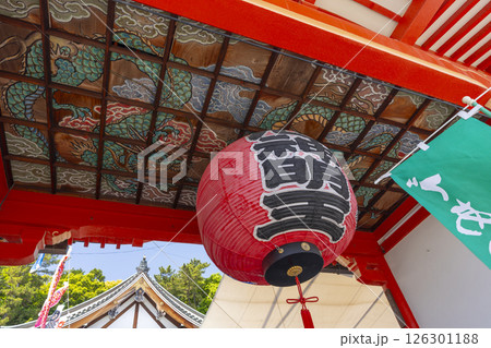 松泰山東光寺（門戸厄神）　中楼門の大提灯 126301188