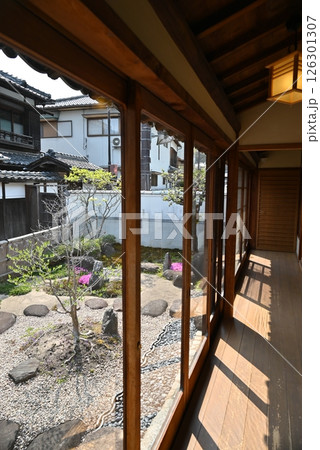 昔の日本の家にある庭園の見える縁側の風景 126301307