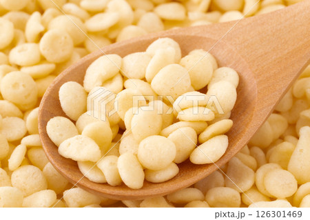 スプーンに載せた天かすのクローズアップ 126301469