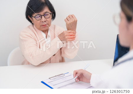 Elderly Patient Woman wrist pain and Consulting doctor. muscle ache from Carpal Tunnel Syndrome, De Quervain s tenosynovitis, rheumatoid, arthritis, gout, Parkinson disease and ergonomic healthcare Elderly Patient Woman wrist pain and Consulting doctor. muscle ache from Carpal Tunnel Syndrome, De Quervain s tenosynovitis, rheumatoid, arthritis, gout, Parkinson disease and ergonomic healthcare 126301750