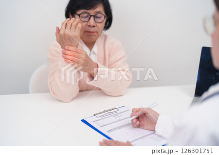 Elderly Patient Woman wrist pain and Consulting doctor. muscle ache from Carpal Tunnel Syndrome, De Quervain s tenosynovitis, rheumatoid, arthritis, gout, Parkinson disease and ergonomic healthcare Elderly Patient Woman wrist pain and Consulting doctor. muscle ache from Carpal Tunnel Syndrome, De Quervain s tenosynovitis, rheumatoid, arthritis, gout, Parkinson disease and ergonomic healthcare 126301751