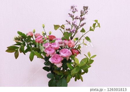 ピンク色の花のアレンジ 126301813
