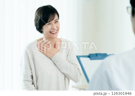 医師に検査結果を聞く女性 126301946