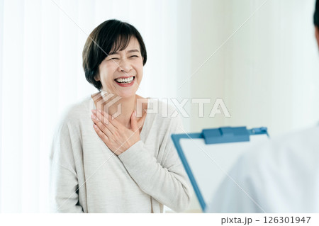 医師に検査結果を聞く女性 126301947