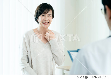医師に検査結果を聞く女性 126301948