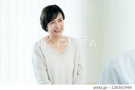 医師に検査結果を聞く女性 126301949