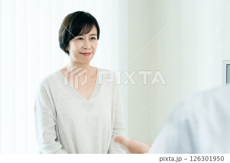 医師に検査結果を聞く女性 126301950