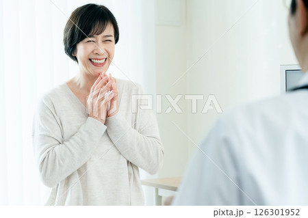 医師に検査結果を聞く女性 126301952