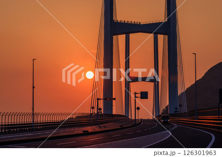 女神大橋の上に沈む夕日 女神大橋の上に沈む夕日 126301963