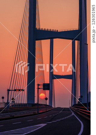 女神大橋の上に沈む夕日 126301965