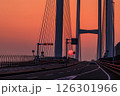 女神大橋の上に沈む夕日 126301966
