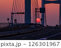 女神大橋の上に沈む夕日 126301967