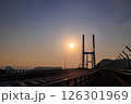 女神大橋の上に沈む夕日 126301969