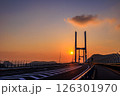 女神大橋の上に沈む夕日 126301970