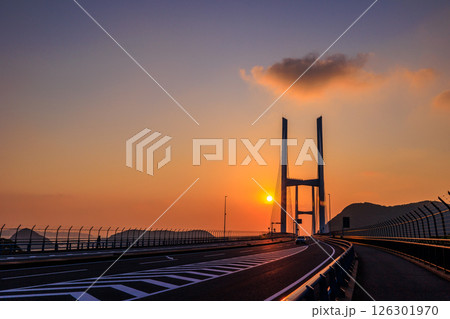 女神大橋の上に沈む夕日 126301970