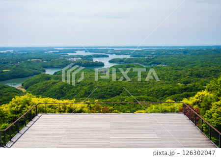 【新緑の横山展望台・横山天空カフェテラス展望デッキ】三重県・伊勢志摩国立公園 126302047